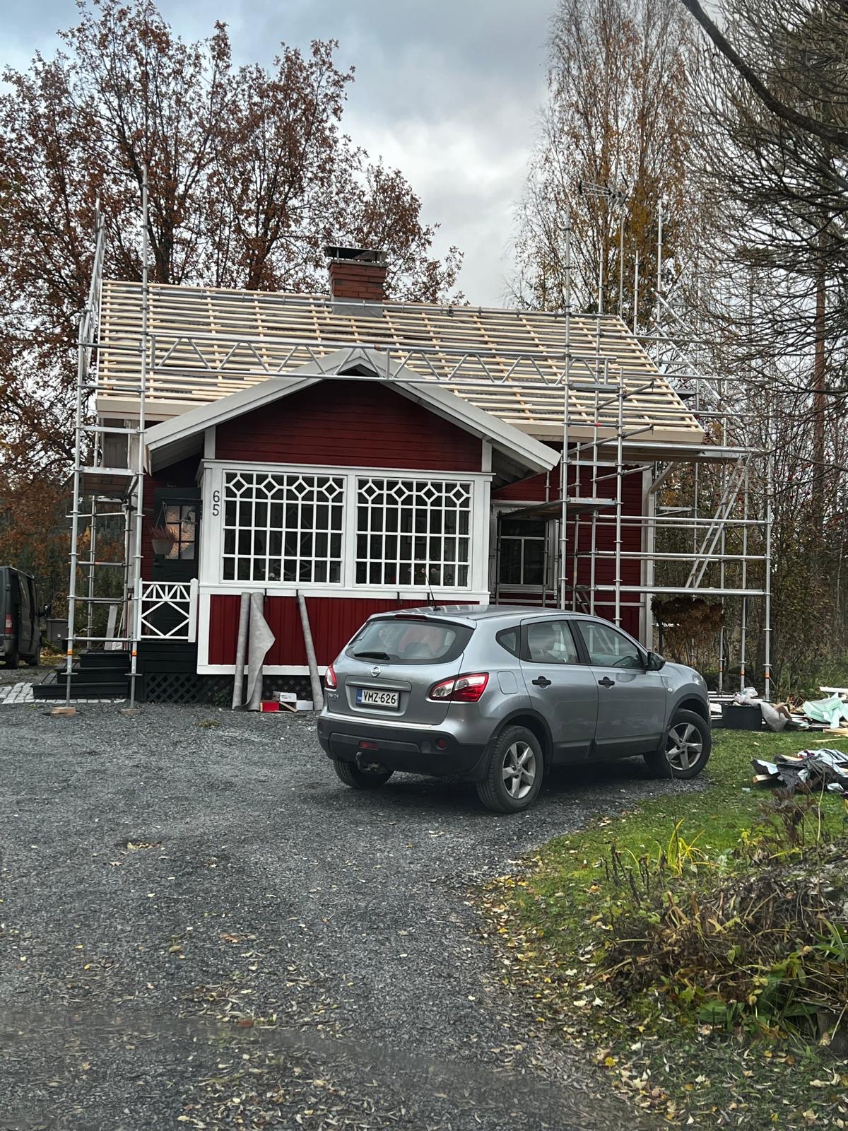 Kattoremontti punaisessa omakotitalossa